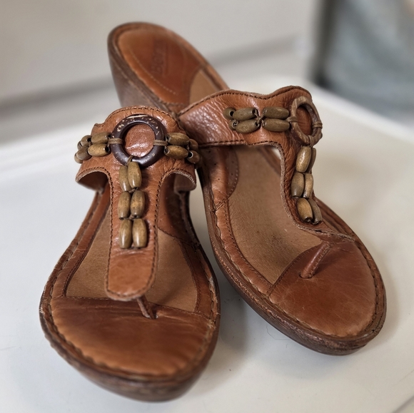 Born Brown Beaded Leather Thong Flip Flops Wedge Heels Size 8 - Picture 1 of 14
